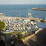 Apartment W Stunning View - Marina - Free Parking & Ac